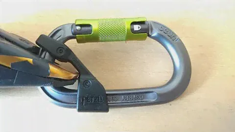 CAPTIV PETZL on OCUN carabiner installation.