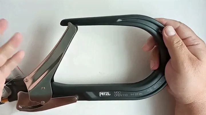 Карабин Petzl MGO OPEN 110